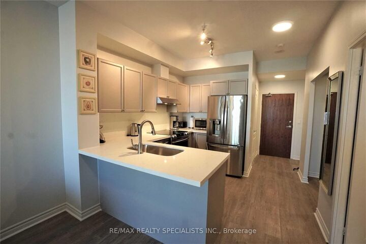 Property Photo:  33 Elm Drive 2207  ON L5B 4M2 