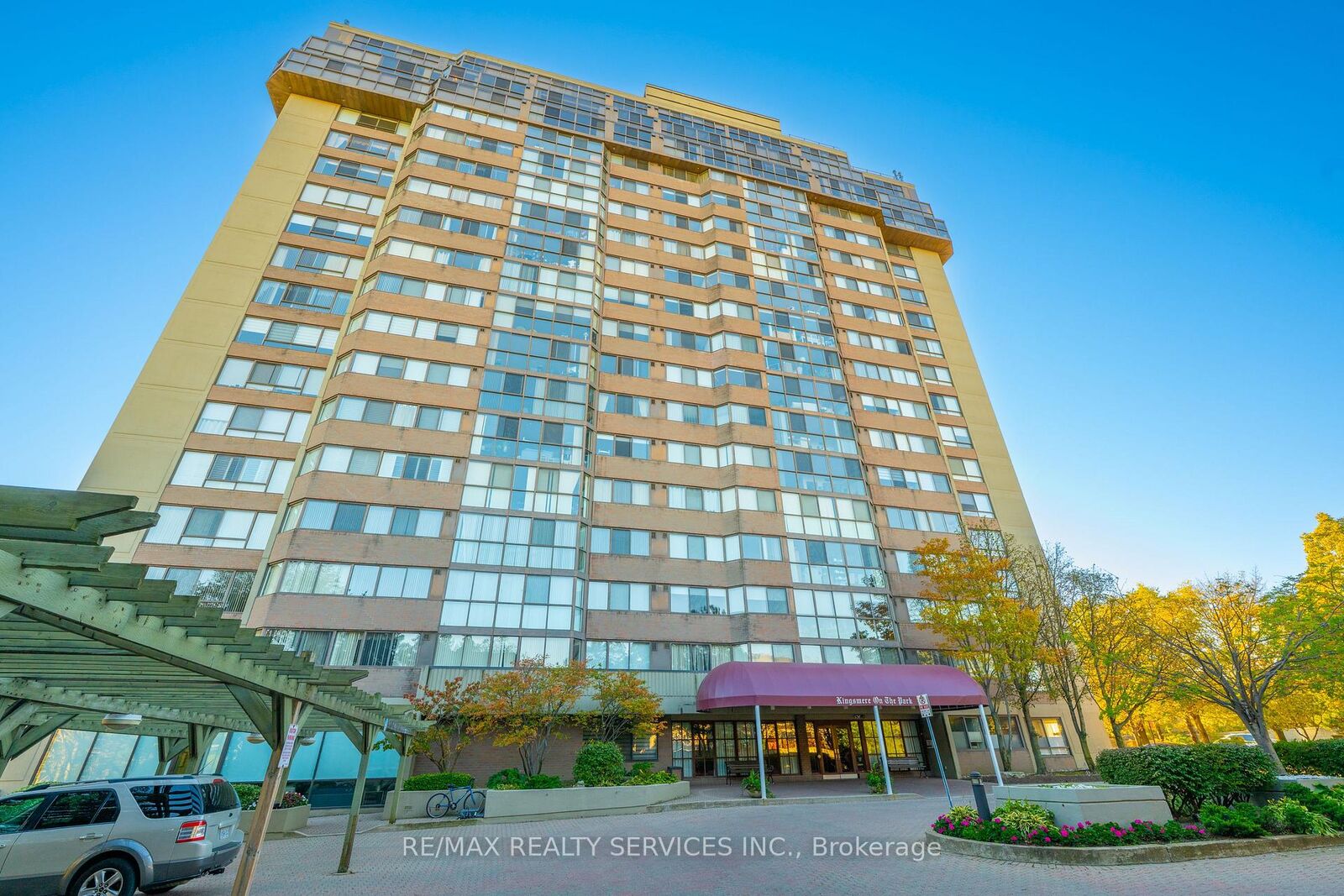 Property Photo: 880 Dundas Street W 1104 ON L5C 4H3