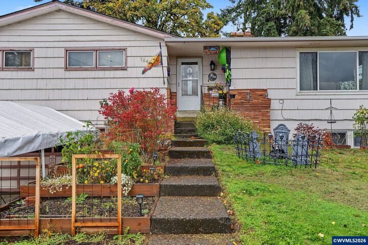 Property Photo:  1645 Fair Oaks Wy NW  OR 97304 