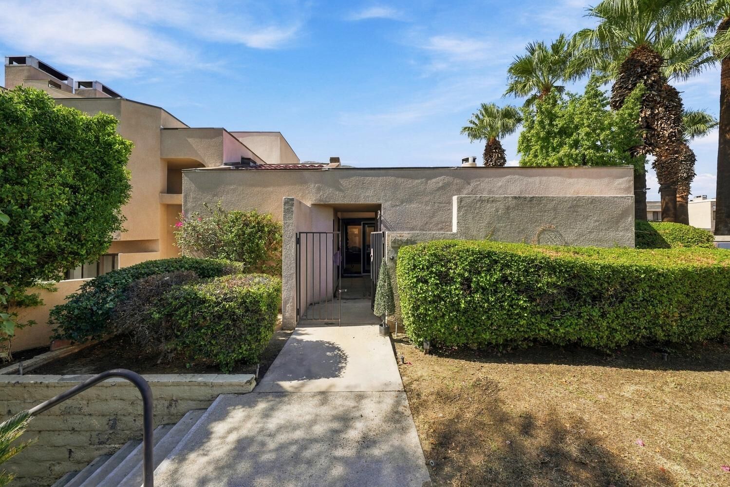 Property Photo:  464 Village Square E  CA 92262 