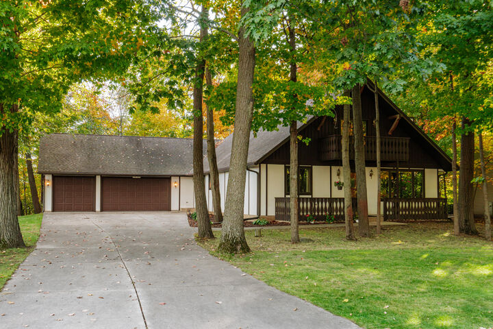 Property Photo:  S70w16663 Hedgewood Dr  WI 53150 