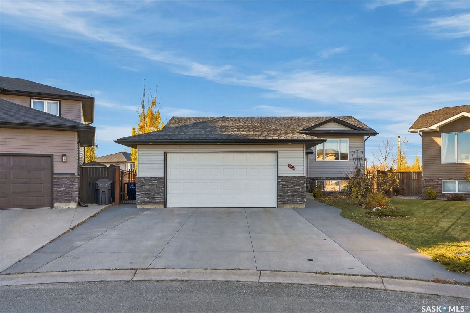 Property Photo:  878 Cedar Terrace  SK S0K 2T2 