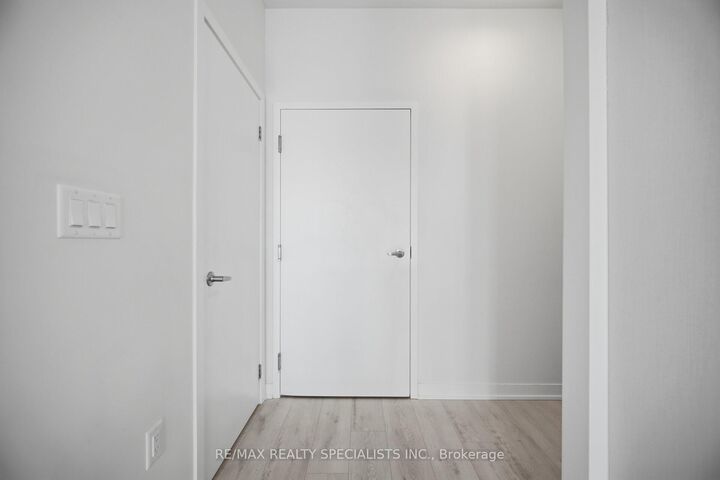 Property Photo:  3405 Ridgeway Drive 21  ON L5L 0B9 