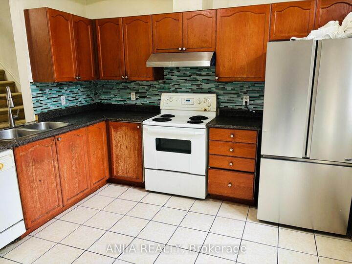 Property Photo:  901 Kennedy Road 40  ON M1K 2E9 