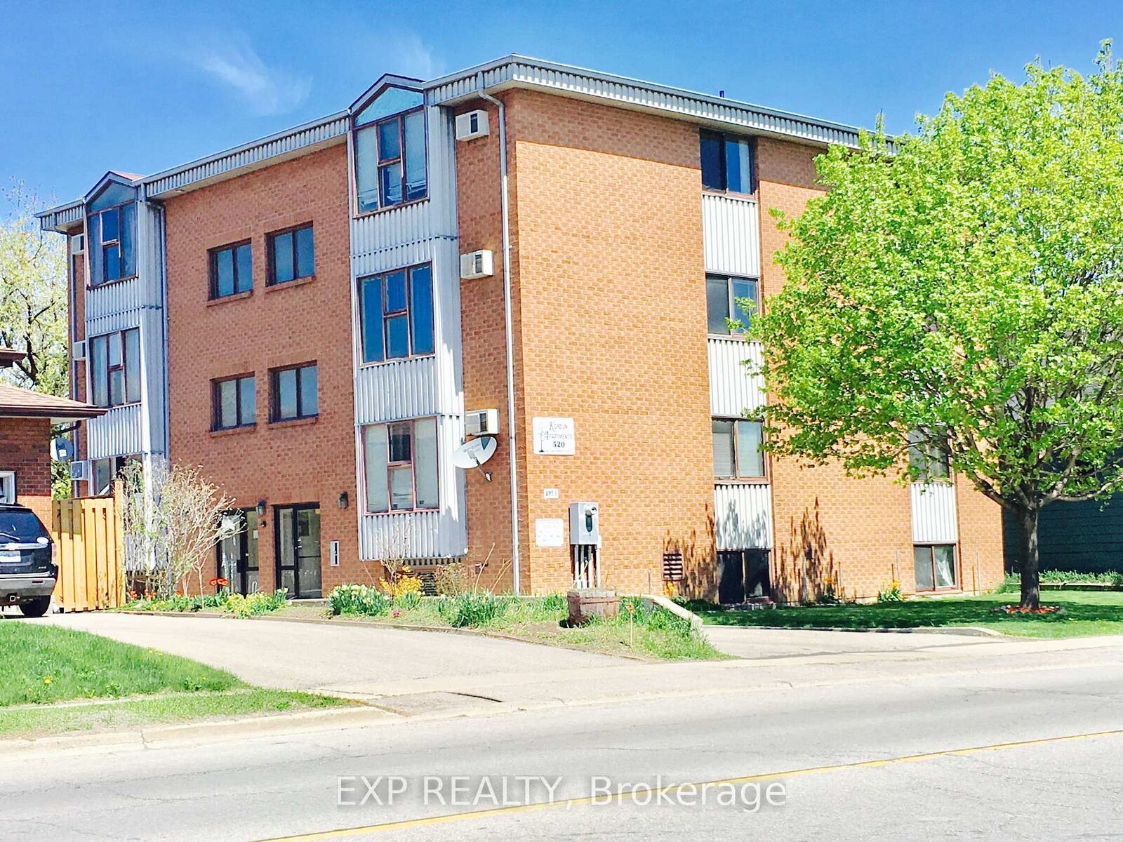 Property Photo:  520 Bloor Street E 8  ON L1H 3N1 