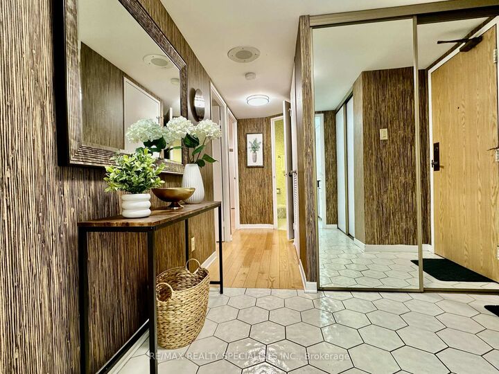 Property Photo:  1300 Bloor Street 509  ON L4Y 3Z2 
