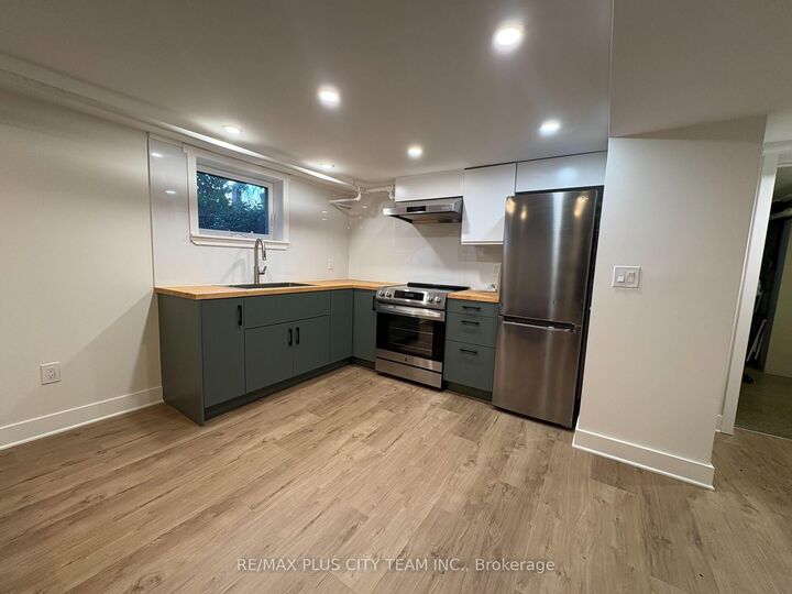 Property Photo:  3835 Bathurst Street 10  ON M3H 3N1 