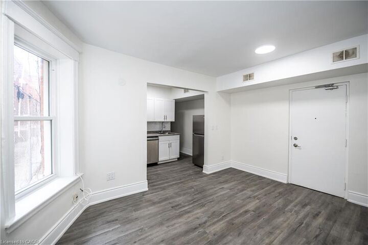 Property Photo:  709 Main E Street 2  ON L8M 1K8 