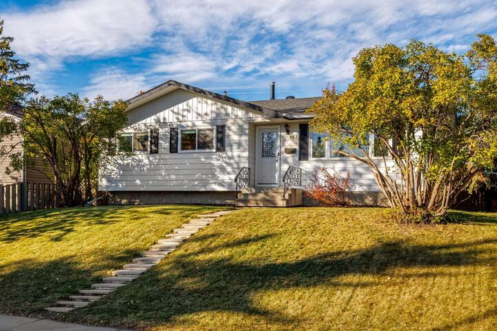 Property Photo: 907 Canfield Crescent SW AB T2W 1K5