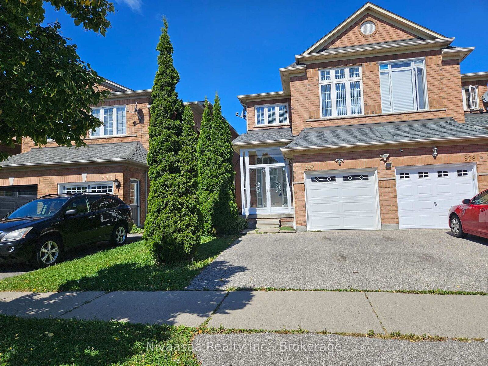 Property Photo:  926 Ledbury Crescent  ON L5V 2P8 