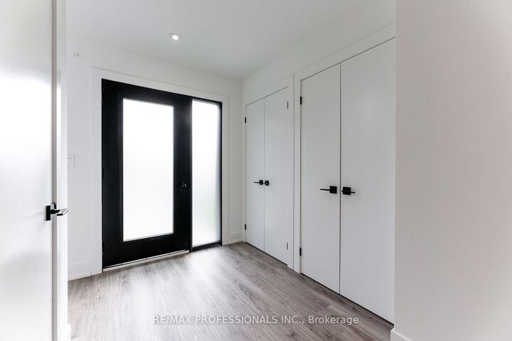 Property Photo:  38 Thirty Third Street Grdnsuite  ON M8W 3H1 