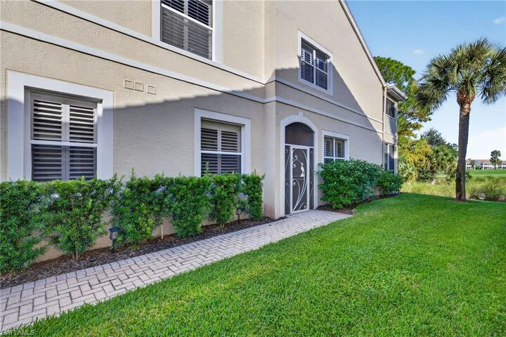 Property Photo:  895 Eastham Way M102  FL 34104 