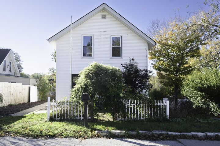 Property Photo:  102 W Broadway Street  IA 52205 