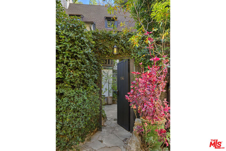 Property Photo: 5746 Cazaux Dr CA 90068