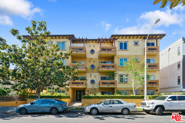Property Photo:  1135 S Shenandoah St, Unit 401  CA 90035 