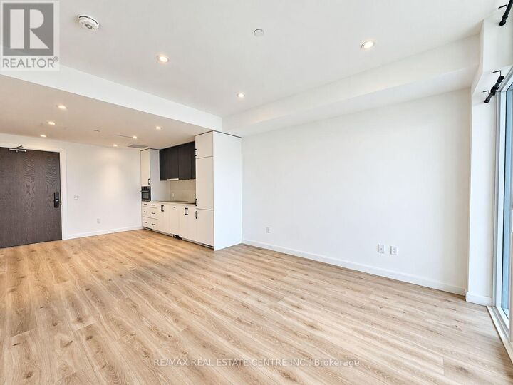 Property Photo:  741 King Street West 1705  ON N2G 1E5 
