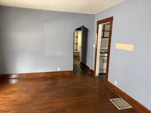 Property Photo:  2404 E William Street  IL 62521 