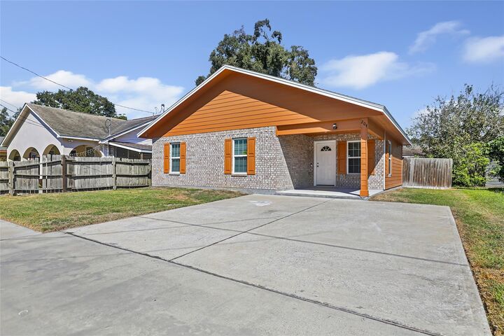 Property Photo:  204 W James Street  TX 77520 