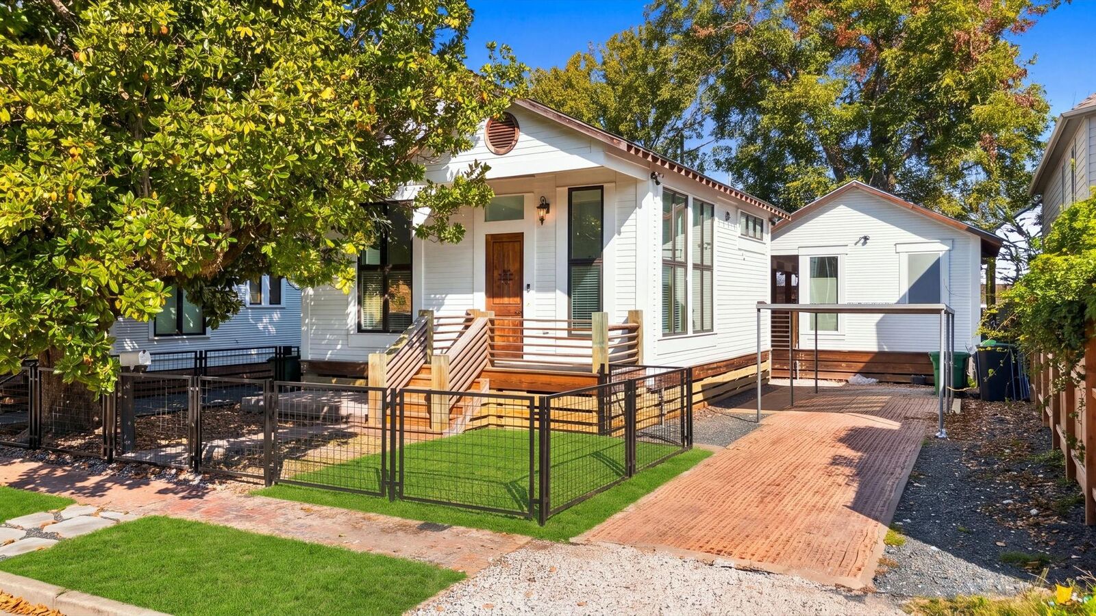 Property Photo:  813 E 23rd Street  TX 77009 