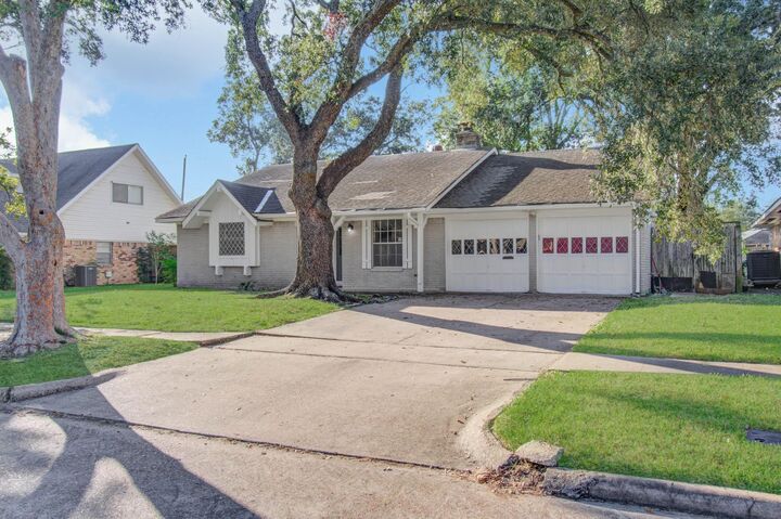 Property Photo:  8407 Sharpview Drive  TX 77036 