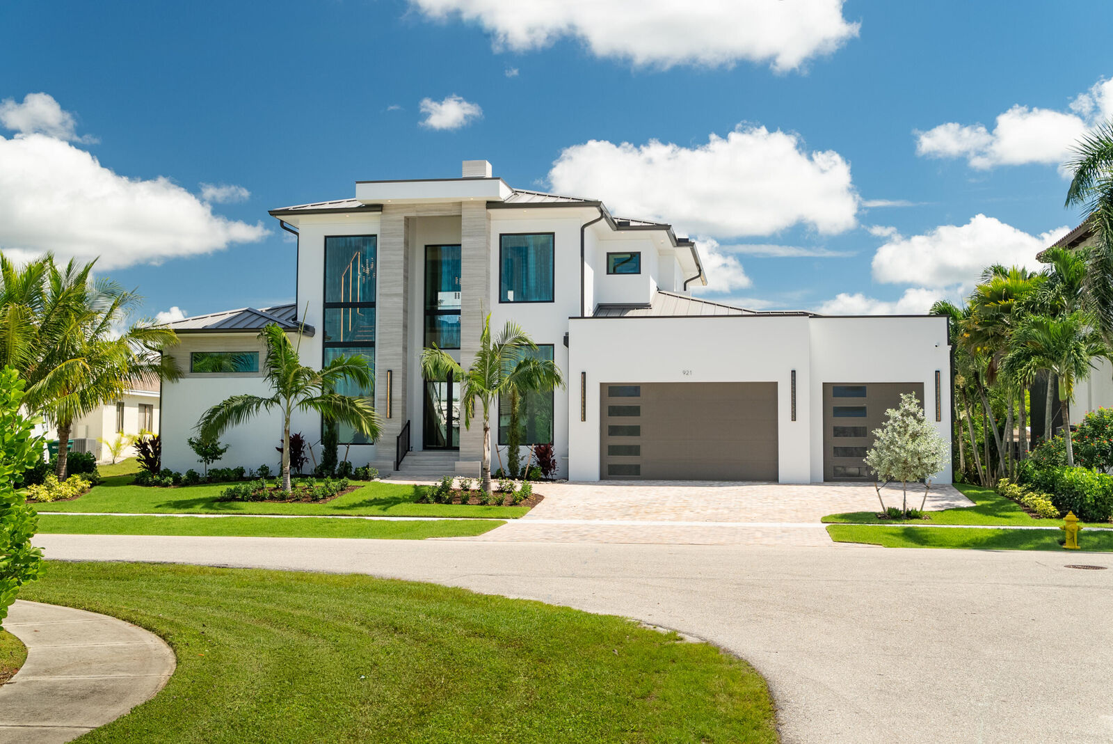 Property Photo:  921 Giralda Court  FL 34145 