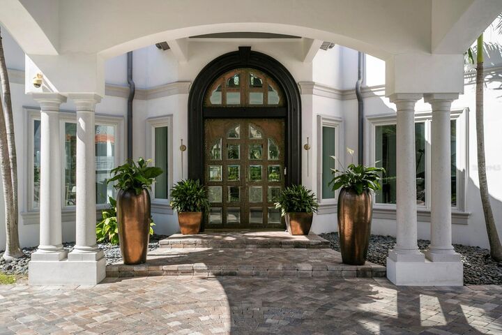 Property Photo:  2913 W Knights Avenue  FL 33611 
