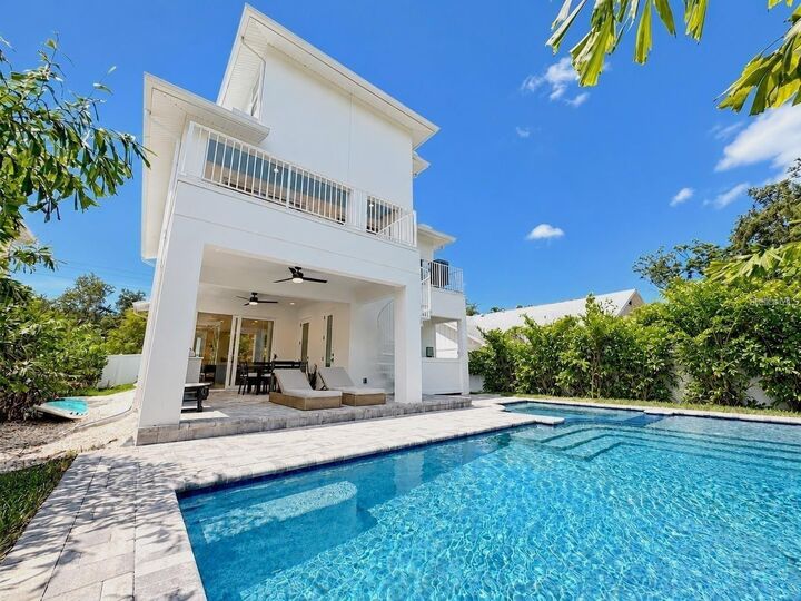 Property Photo:  1647 Siesta Drive  FL 34239 