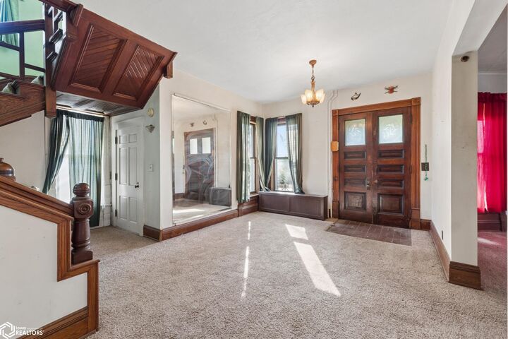 Property Photo:  324 2nd Street SE  IA 50401 