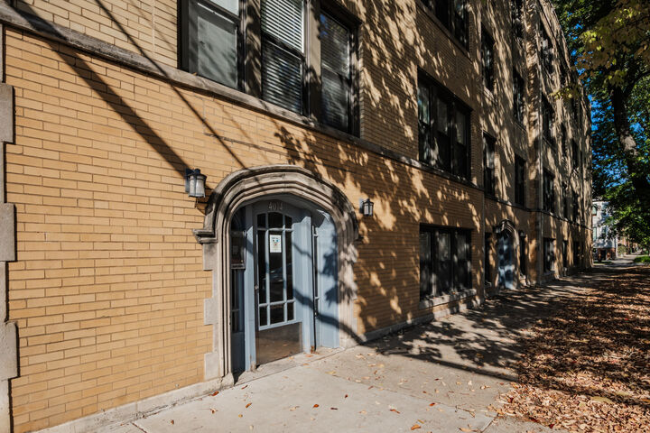 Property Photo: 4014 N Spaulding Avenue Gdn IL 60618