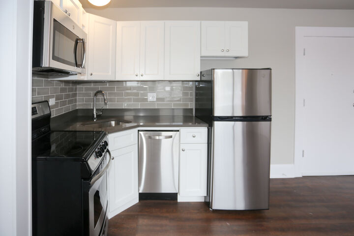 Property Photo: 817 W Lakeside Place 804 IL 60640