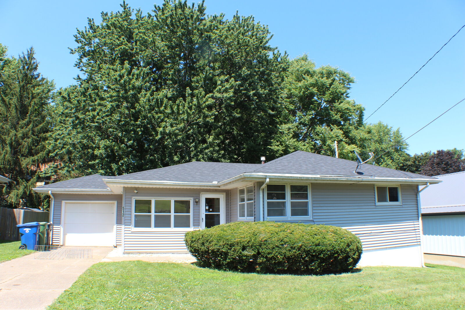 Property Photo:  512 18th Avenue  IA 52732 