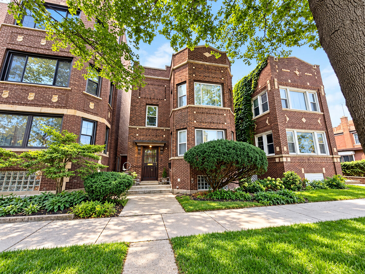 Property Photo: 7810 S East End Avenue 1 IL 60649