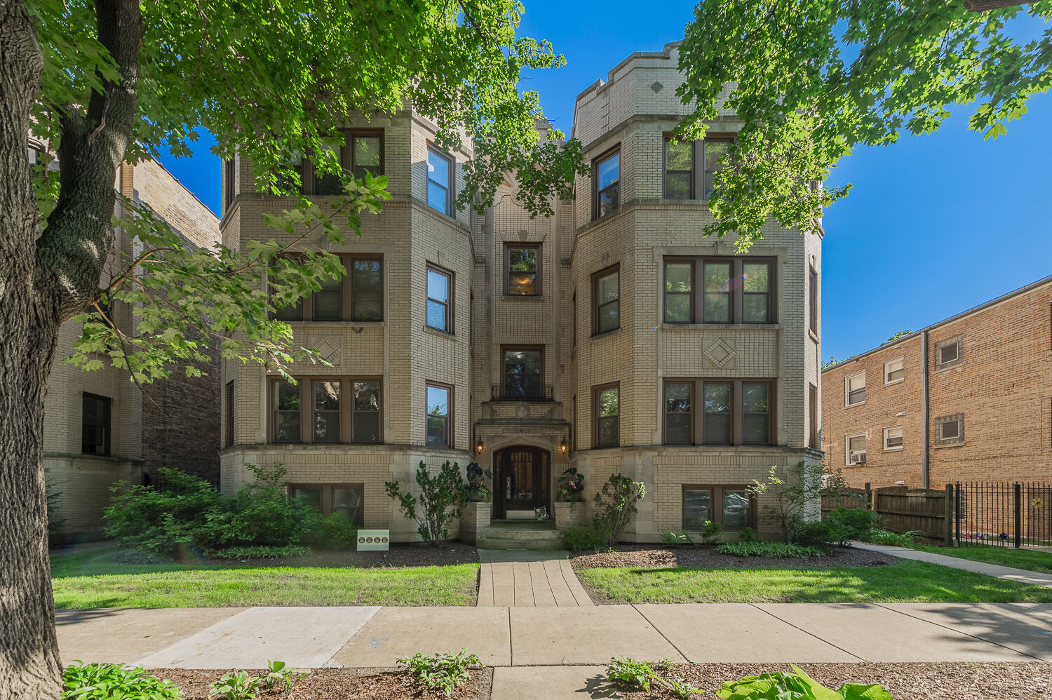 Property Photo: 2651 W Greenleaf Avenue 3W IL 60645