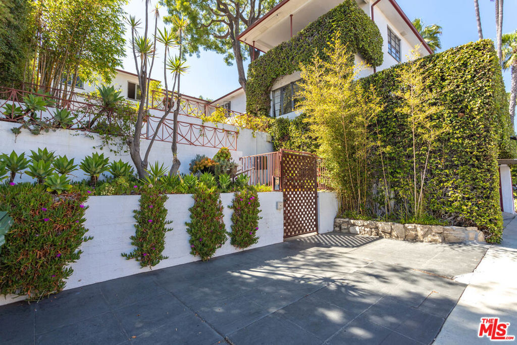 Property Photo:  10959 Strathmore Drive  CA 90024 