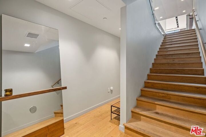Property Photo: 207 Hollister Avenue CA 90405