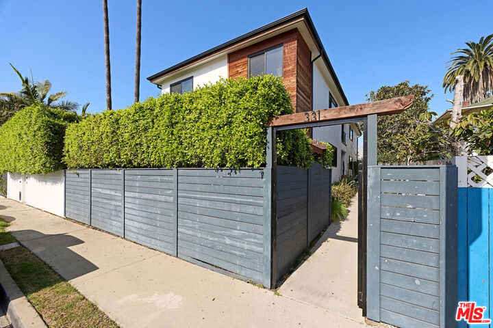 Property Photo:  331 Brooks Ave 4  CA 90291 