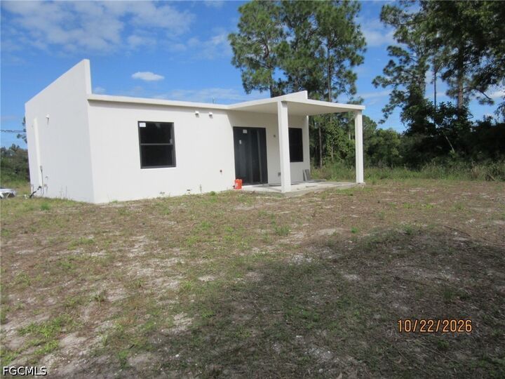 Property Photo:  824 Clow Street E  FL 33974 