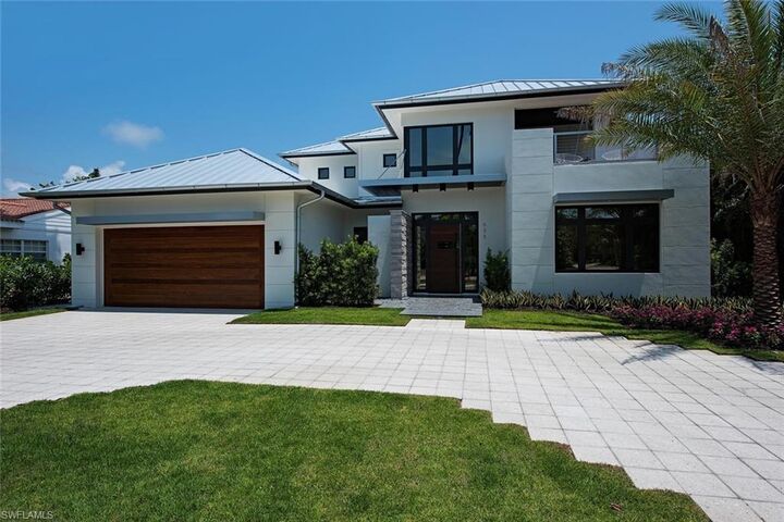 Property Photo: 688 3rd St N FL 34102