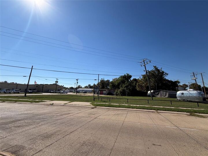 Property Photo:  701 Airport Drive  LA 71107 