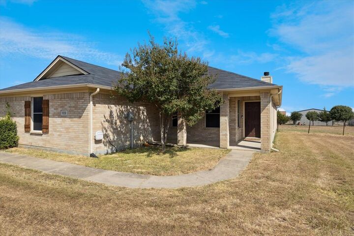 Property Photo: 1008 Chestnut Drive TX 76084