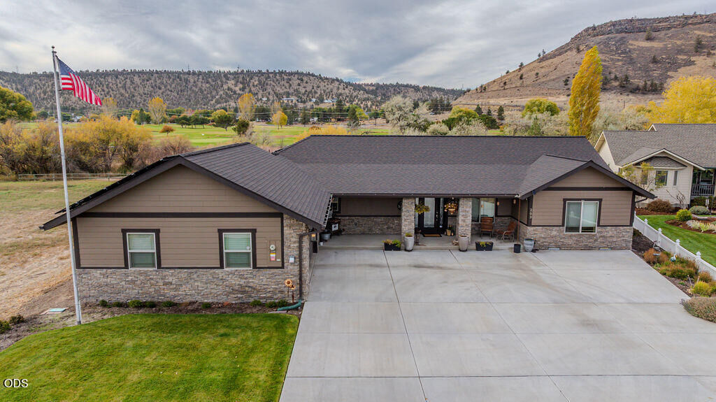 Property Photo:  209 SW Meadow Lakes Drive  OR 97754 