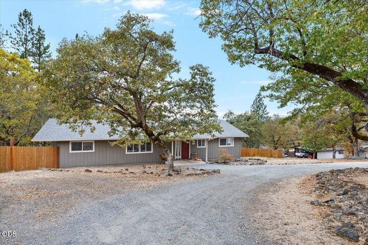 Property Photo: 445 Colonial Drive OR 97526