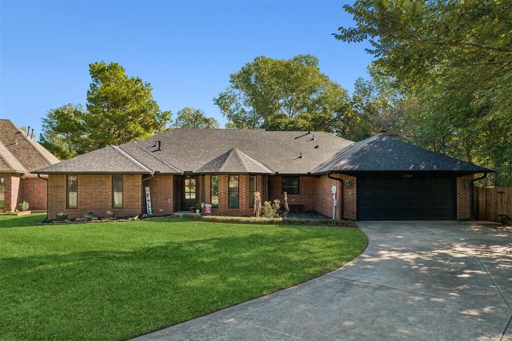 Property Photo: 1304 Fox Cove Court OK 73034