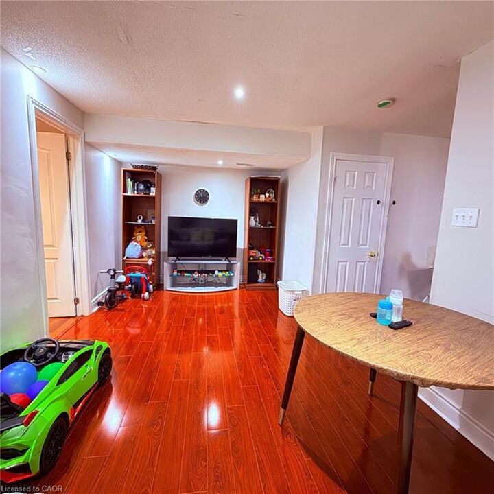 Property Photo:  1449 Spring Garden Court Lower  ON L5N 8K6 