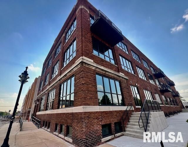 Property Photo:  1001 SW Adams Street 201  IL 61602 