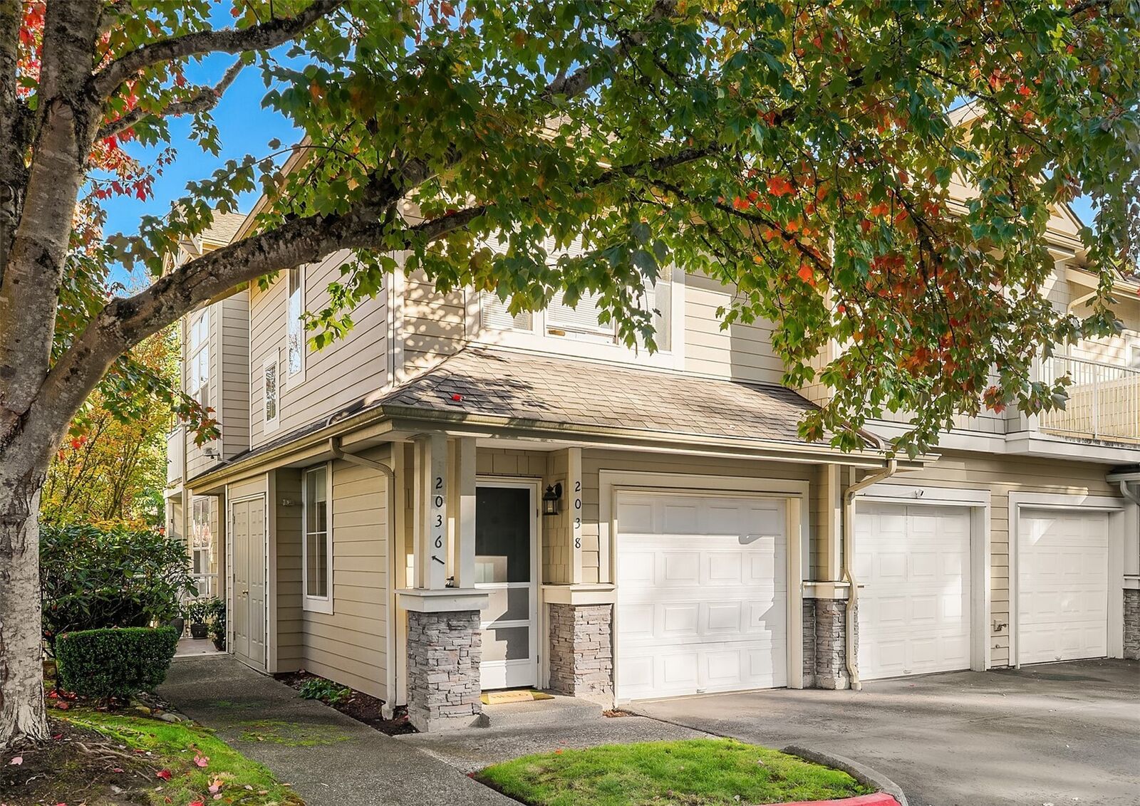 Property Photo: 2038 Newport Way NW 11-3 WA 98027