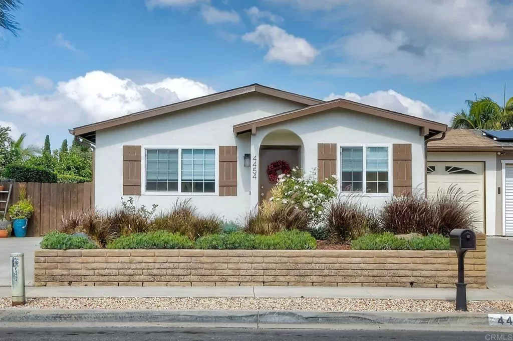 Property Photo:  4454 Via Felicita  CA 92057 