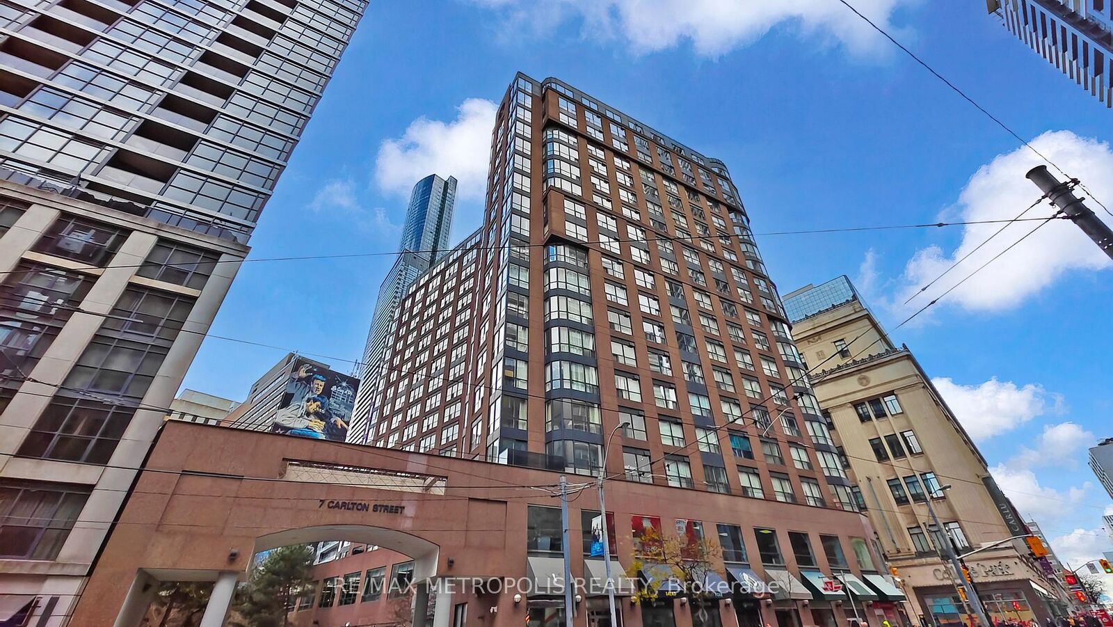 Property Photo:  7 Carlton Street 1702  ON M5B 2M3 