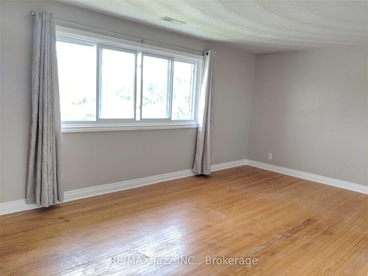 Property Photo:  110 Cabot Street  ON L1J 5R7 