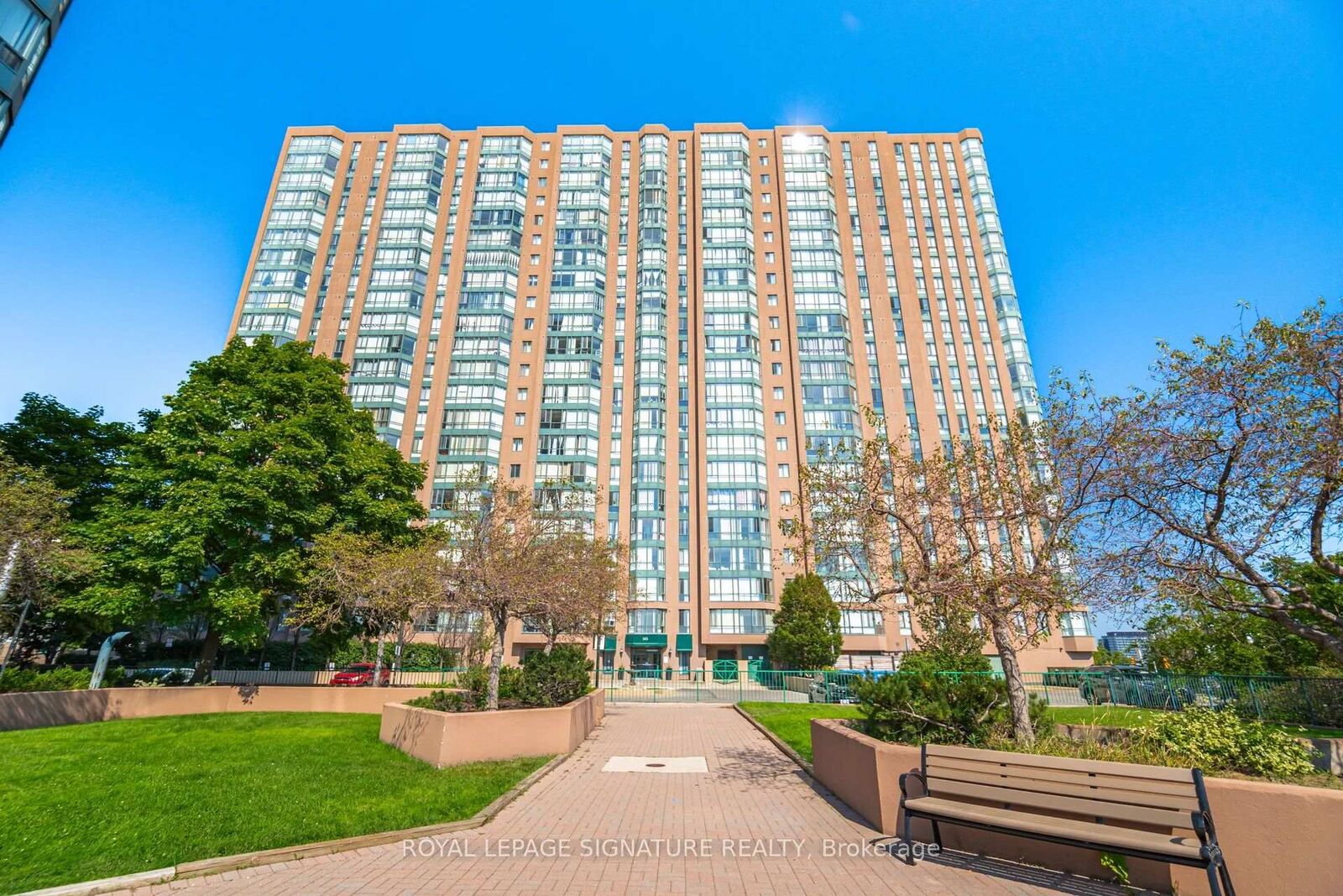 Property Photo: 145 Hillcrest Avenue 1608 ON L5B 3Z1